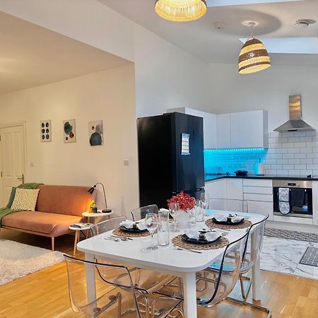 Modern 1-Bed Apt 30Min To Central London & Parking المظهر الخارجي الصورة